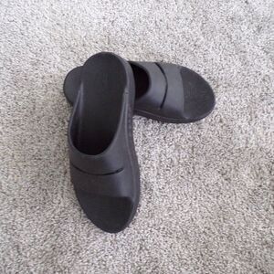 Oofos black sandals W 7